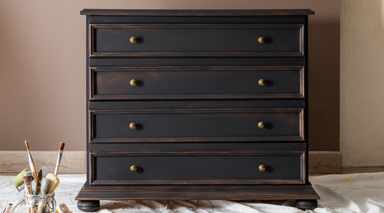 commode en bois plaqué retrouve caractère et élégance grâce à l’Effet Patiné. 
