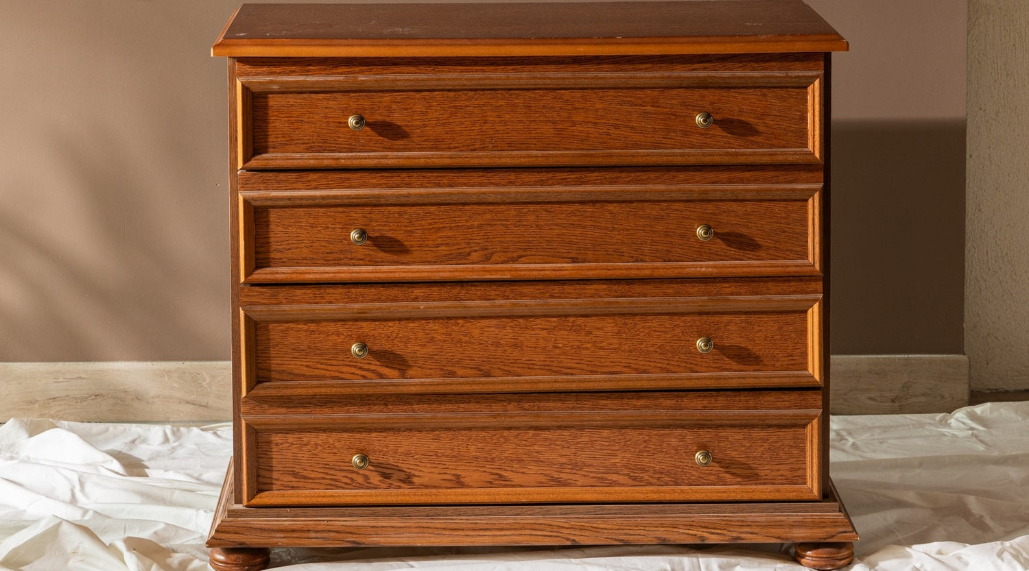  commode en bois plaqué avant transformation par Libéron 