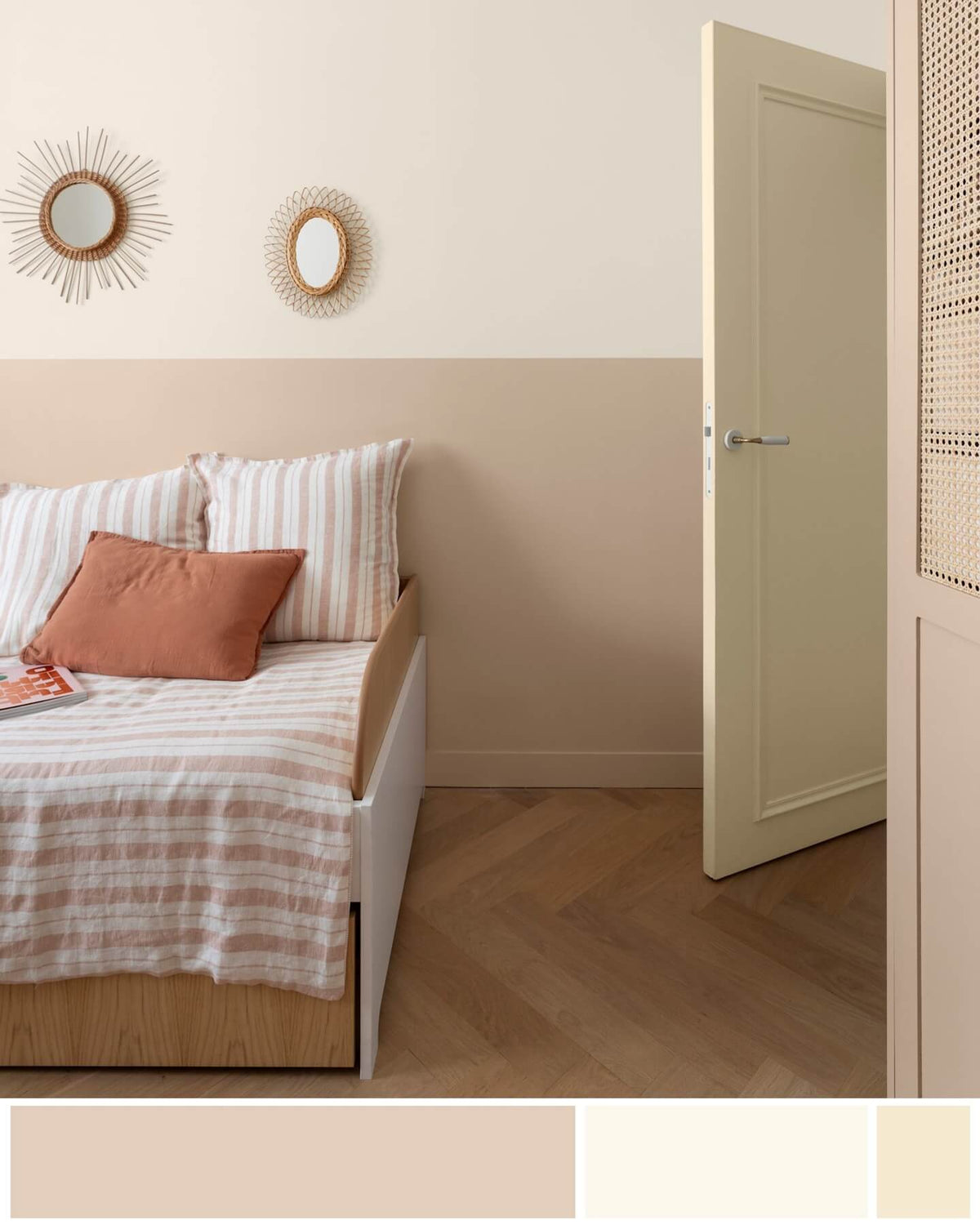 Chambre à coucher avec un lit banquette, du linge de lit à rayures, deux miroirs dorés au mur et des murs peints avec la peinture Libéron 163 Faubourg, le soubassement en teinte Beige Joli Minois, le mur en teinte Blanc Organza et la porte en teinte Crème St Honoré.   