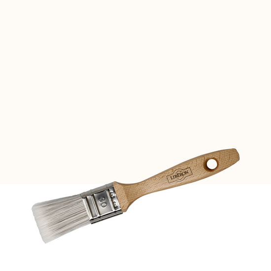 Pinceau plat Libéron, largeur 30 mm, manche en bois naturel et virole métallique.