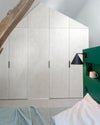 Ambiance chambre avec portes de placard décorées avec le Badigeon teinte Blanc Coton, murs blancs et tête de lit verte 