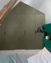 Ambiance chambre avec portes de placard décorées avec le Badigeon teinte Kaki Grisé, murs blancs et tête de lit verte