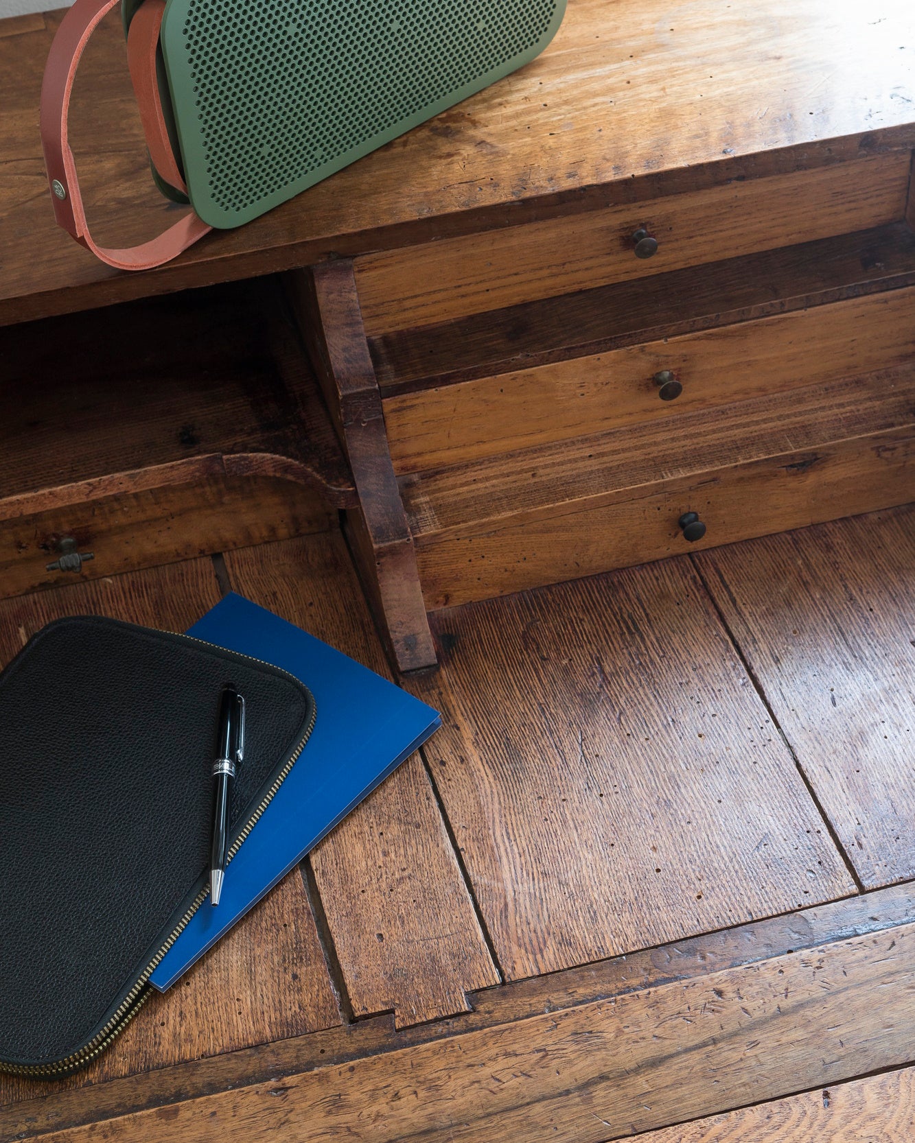 Bureau avec tiroirs en bois ciré avec la Cire Black Bison Chêne Foncé Libéron, avec cahier bleu et enceinte verte