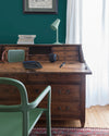 Coin bureau ciré avec la Cire Antiquaire Black Bison teinte Chêne Foncé Libéron, murs peints avec Velours de Peinture Vert au Tableau, lampe, chaise et enceinte vertes.