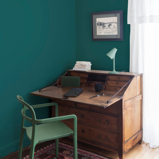 Coin bureau ciré avec la Cire Antiquaire Black Bison teinte Chêne Foncé Libéron, murs peints avec Velours de Peinture Vert au Tableau, lampe, chaise et enceinte vertes.
