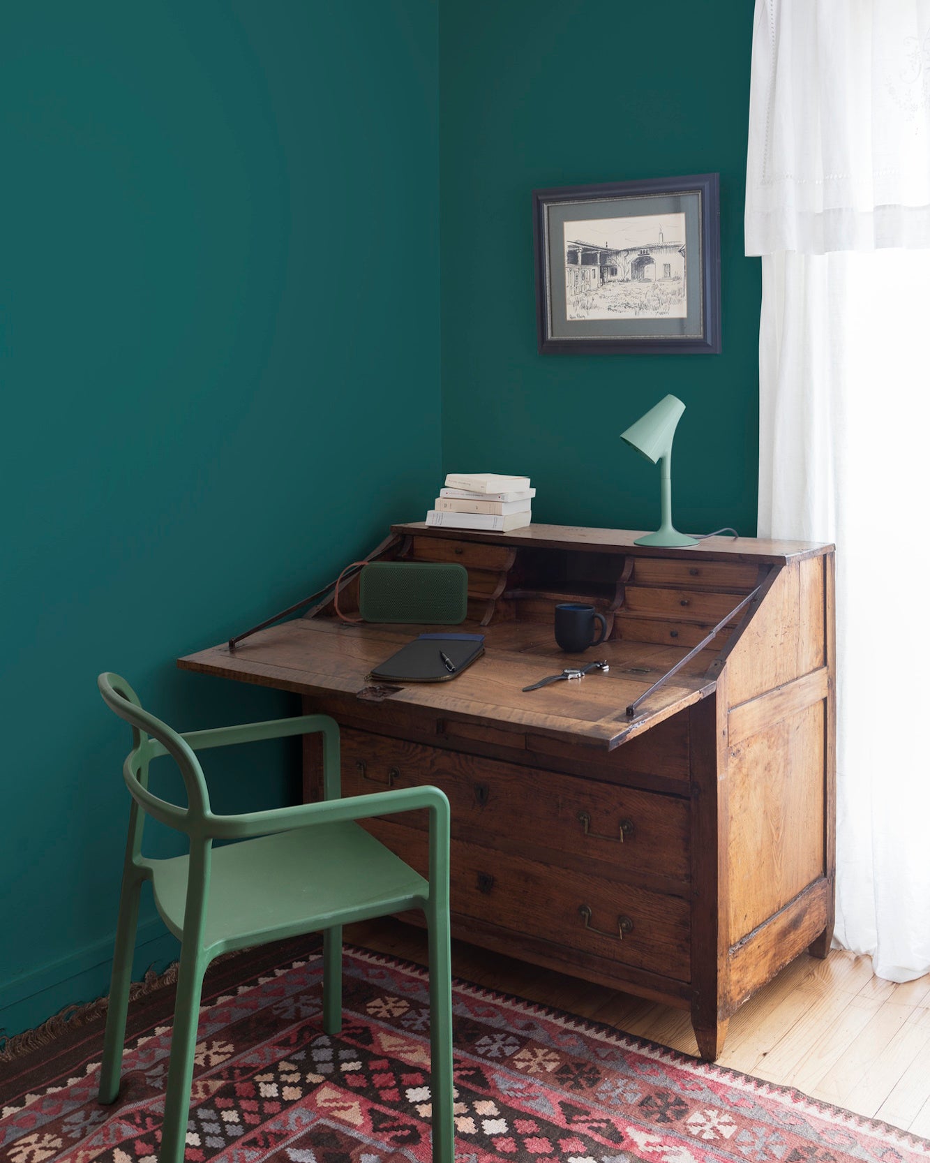 Coin bureau ciré avec la Cire Antiquaire Black Bison teinte Chêne Foncé Libéron, murs peints avec Velours de Peinture Vert au Tableau, lampe, chaise et enceinte vertes.