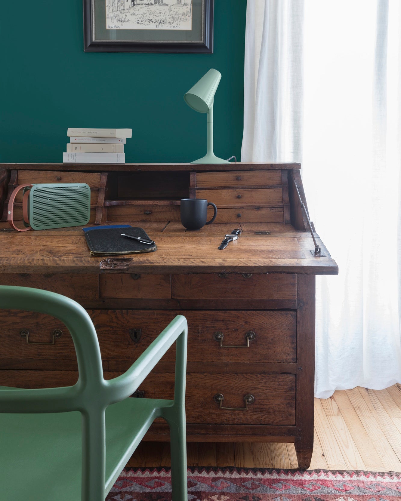 Coin bureau ciré avec la Cire Antiquaire Black Bison teinte Chêne Foncé Libéron, murs peints avec Velours de Peinture Vert au Tableau, lampe, chaise et enceinte vertes.