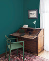 Coin bureau ciré avec la Cire Antiquaire Black Bison teinte Chêne Foncé Libéron, murs peints avec Velours de Peinture Vert au Tableau, lampe, chaise et enceinte vertes.