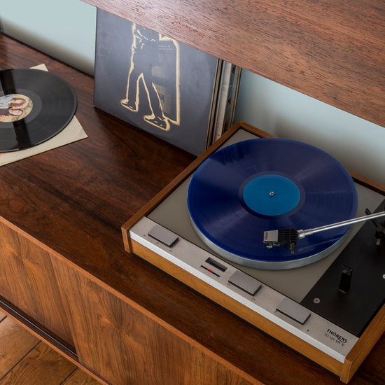Buffet en bois ciré avec la Cire Black Bison Chêne Moyen Libéron, avec une platine et des vinyles.