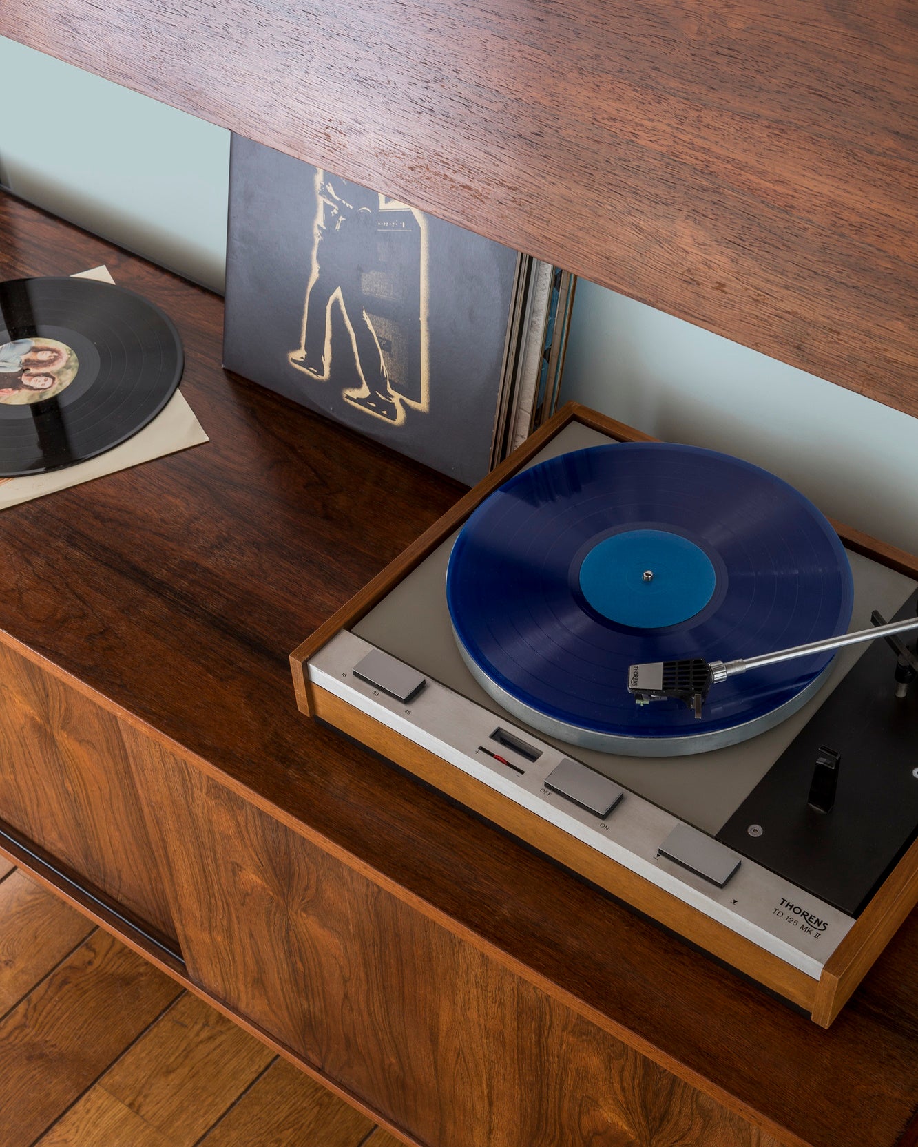 Buffet en bois ciré avec la Cire Black Bison Chêne Moyen Libéron, avec une platine et des vinyles.