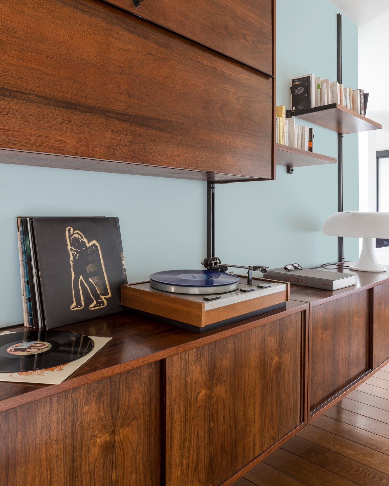 Buffet en bois ciré avec la Cire Black Bison Chêne Moyen Libéron, dans un salon lumineux, avec une platine, des vinyles, des livres et une lampe.