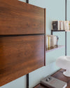 Buffet en bois ciré avec la Cire Black Bison Chêne Moyen Libéron, dans un salon lumineux, avec étagères et livres, et une lampe.