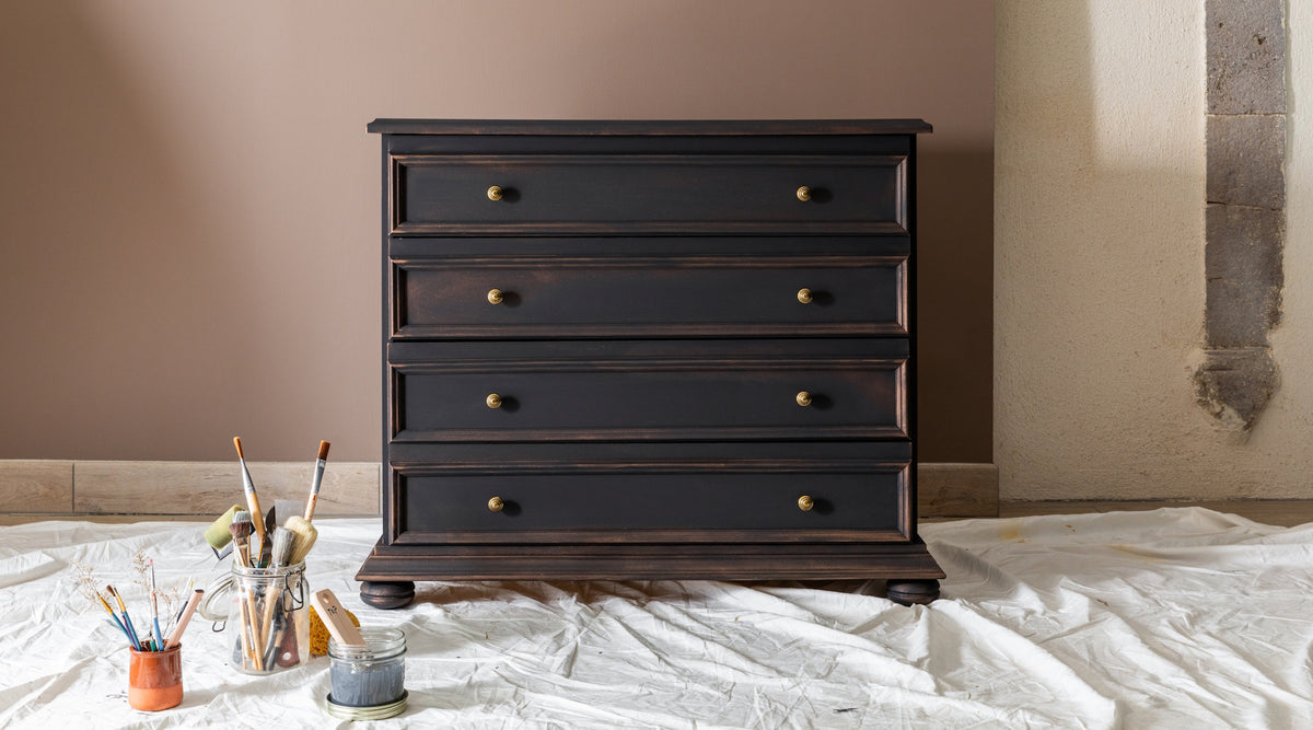 commode en bois plaqué retrouve caractère et élégance grâce à l’Effet Patiné. 

