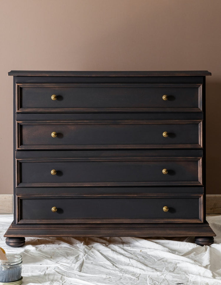 commode en bois plaqué retrouve caractère et élégance grâce à l’Effet Patiné. 