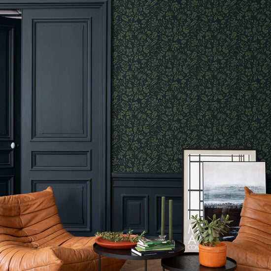 Salon au papier peint fleuri bleu nuit, Velours de Peinture Libéron Oeillet de reine, avec portes bleu foncé et fauteuils en cuir camel.