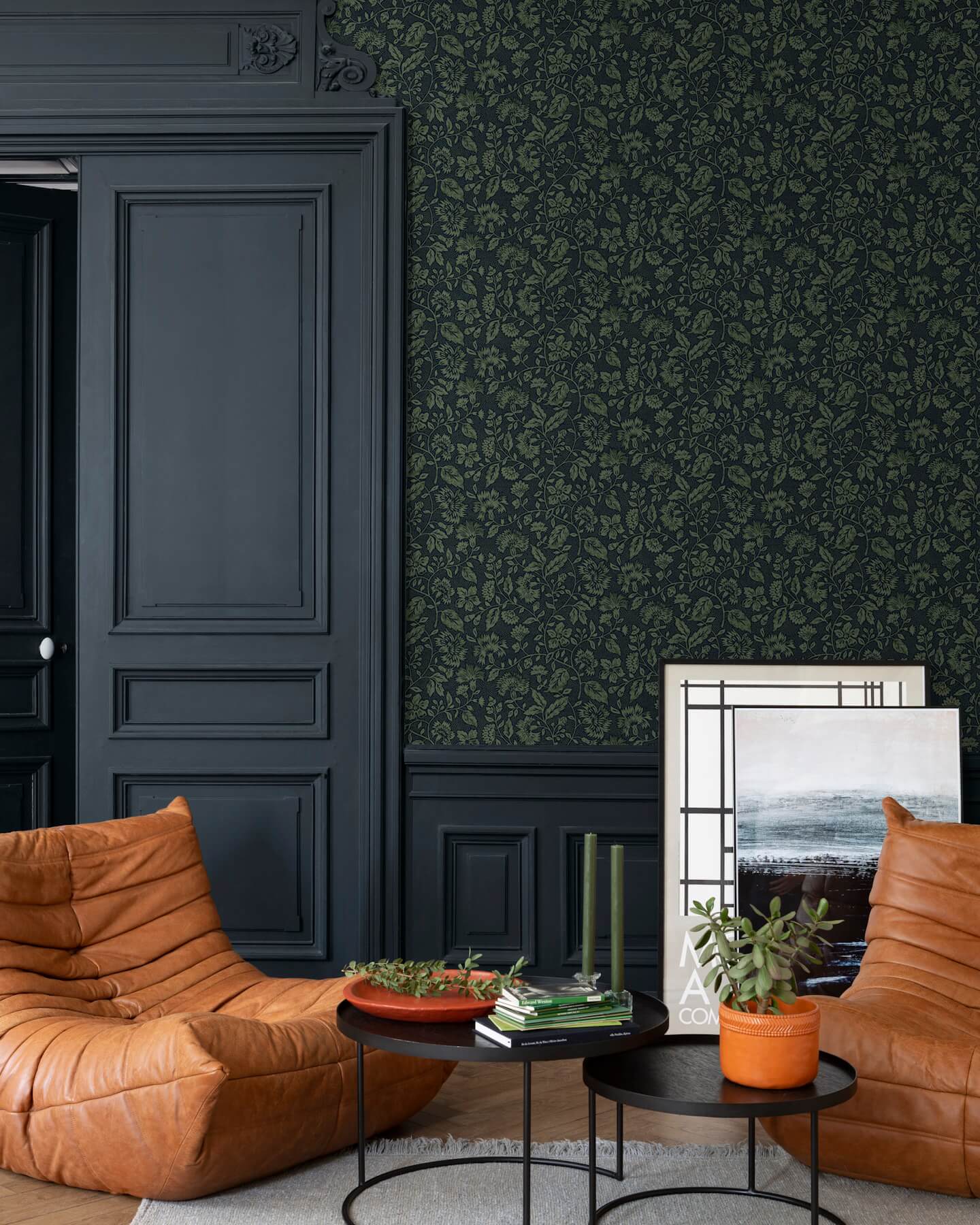 Salon au papier peint fleuri bleu nuit, Velours de Peinture Libéron Oeillet de reine, avec portes bleu foncé et fauteuils en cuir camel.