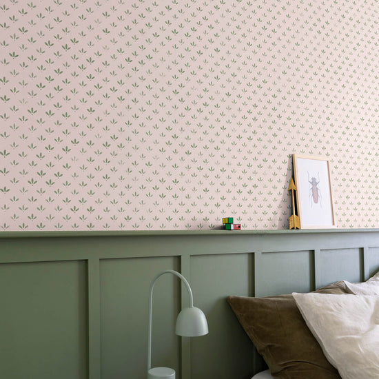 Chambre avec papier peint Velours de Papier Florette Libéron, soubassement vert sauge, lampe grise et linge naturel.