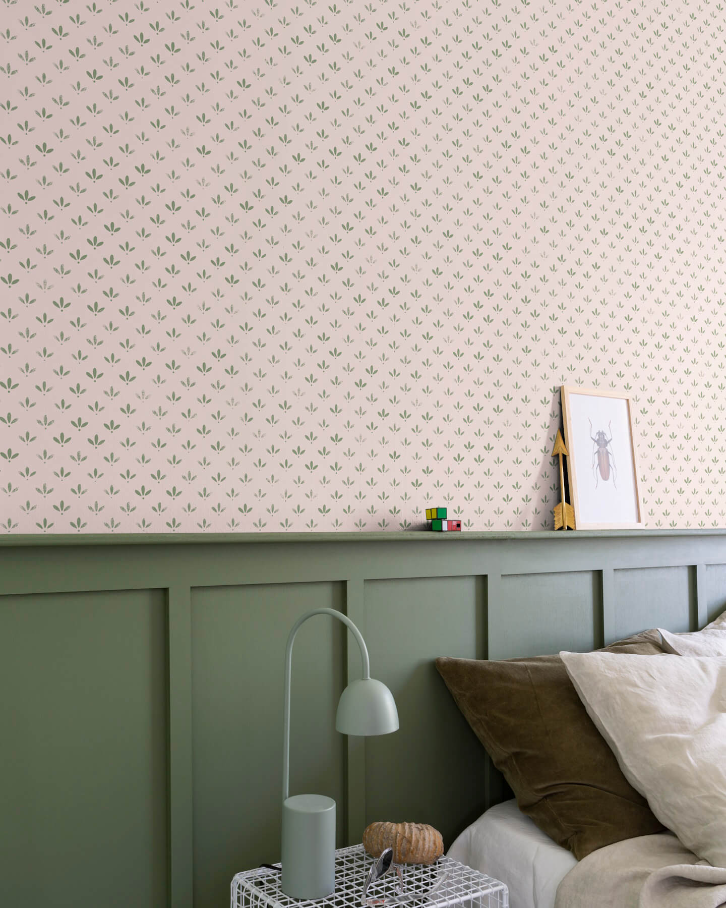 Chambre avec papier peint Velours de Papier Florette Libéron, soubassement vert sauge, lampe grise et linge naturel.