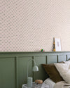Chambre avec papier peint Velours de Papier Florette Libéron, soubassement vert sauge, lampe grise et linge naturel.