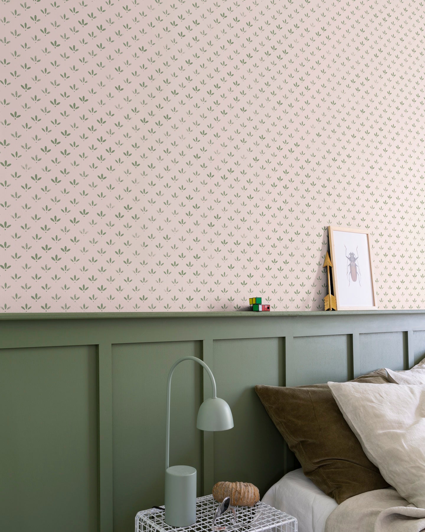 Chambre avec papier peint Velours de Papier Florette Libéron, soubassement vert sauge, lampe grise et linge naturel.