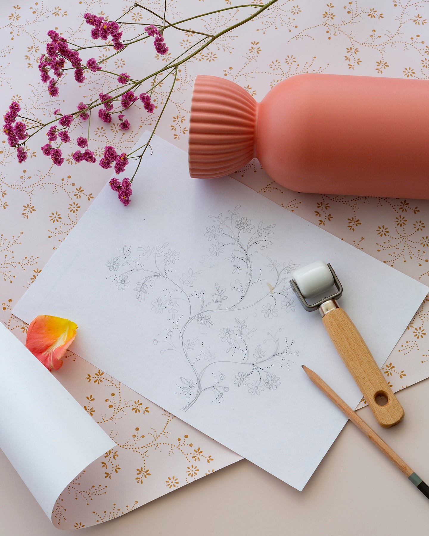Détail de papier peint floral Belle Jeanne Libéron, avec vase corail, fleurs roses, dessin botanique et petit rouleau.