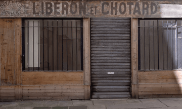Ancienne façade commerciale Libéron & Chotard avec enseigne peinte sur une devanture en bois d’époque.
