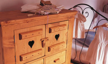 Petit meuble de rangement en bois naturel dans une chambre chaleureuse