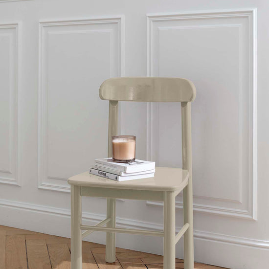 Chaise peinte avec la peinture Meuble Signé Libéron, teinte Grège Brut aspect Brillant