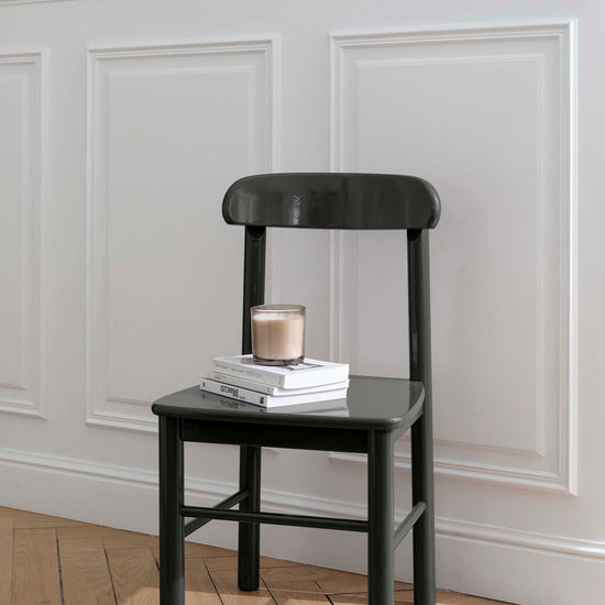 Chaise peinte avec la peinture Meuble Signé Libéron, teinte Noir de Lave aspect Brillant