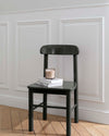 Chaise peinte avec la peinture Meuble Signé Libéron, teinte Noir de Lave aspect Brillant