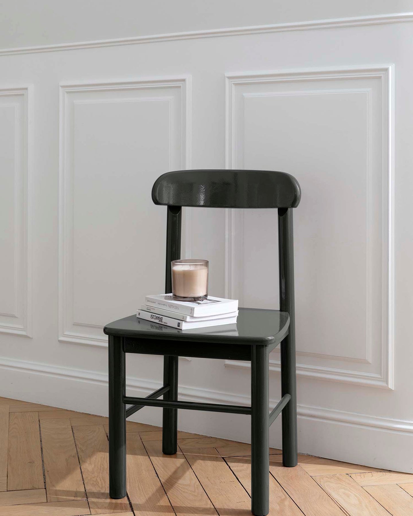 Chaise peinte avec la peinture Meuble Signé Libéron, teinte Noir de Lave aspect Brillant