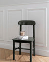 Chaise peinte avec la peinture Meuble Signé Libéron, teinte Noir de Lave aspect Brillant