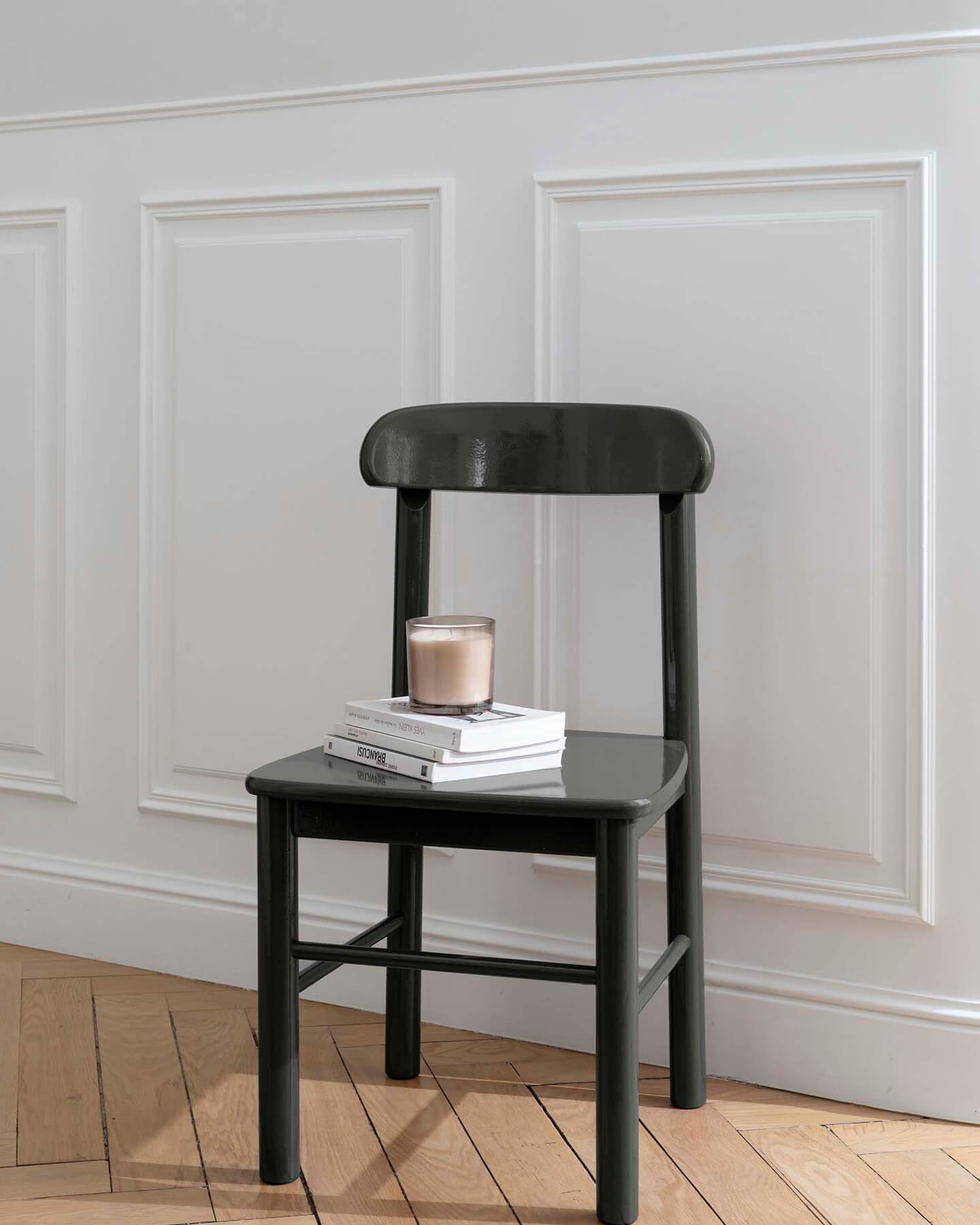 Chaise peinte avec la peinture Meuble Signé Libéron, teinte Noir de Lave aspect Brillant