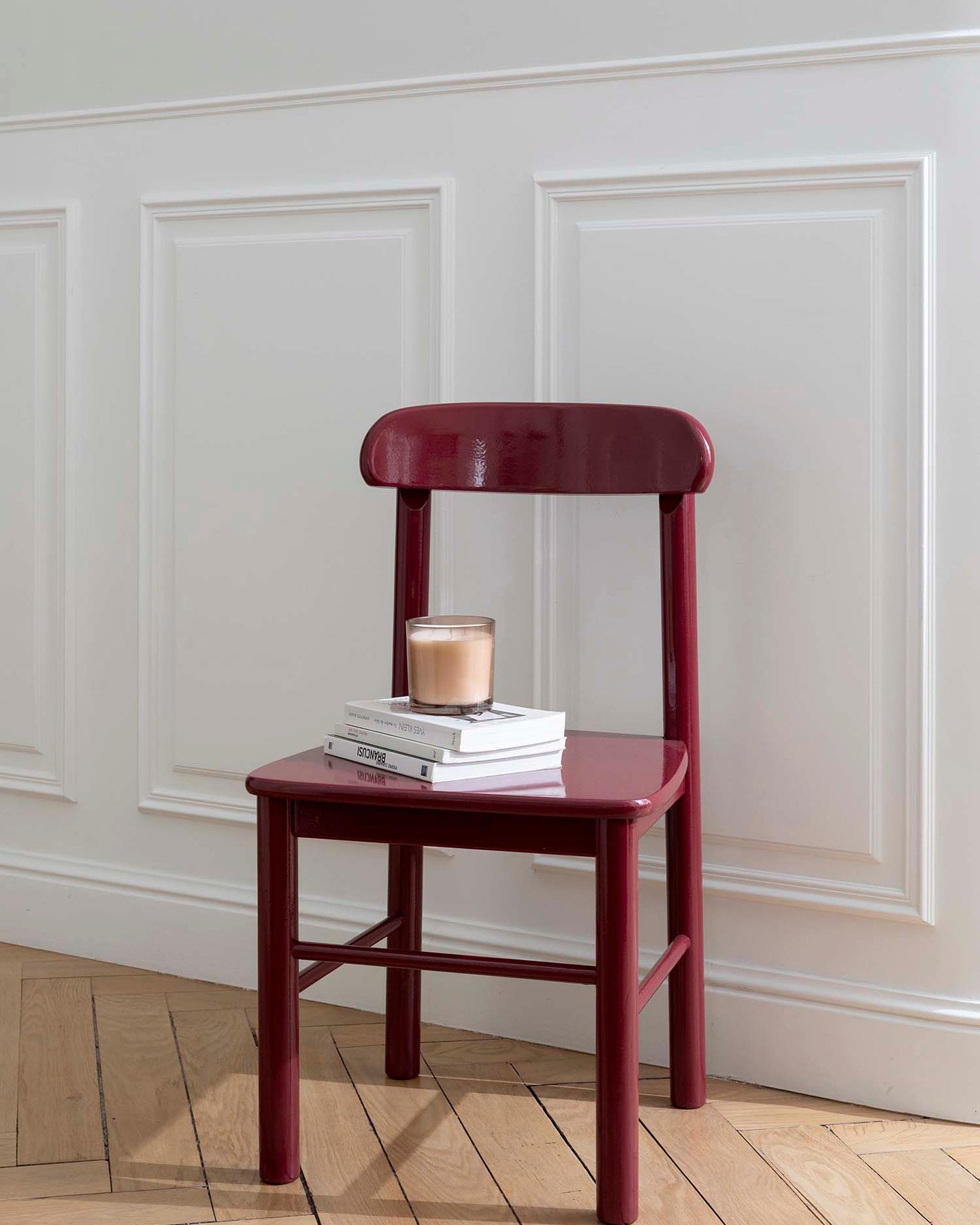 Chaise peinte avec la peinture Meuble Signé Libéron, teinte Rouge Bordeaux aspect Brillant