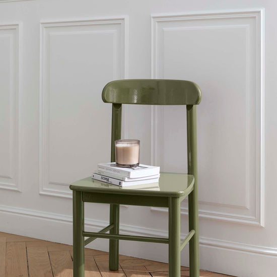 Chaise peinte avec la peinture Meuble Signé Libéron, teinte Vert Olive aspect Brillant