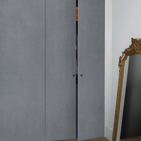 Ambiance d'une chambre avec des portes de placard peintes à la peinture à Effet Libéron Effet Béton teinte Gris Béton