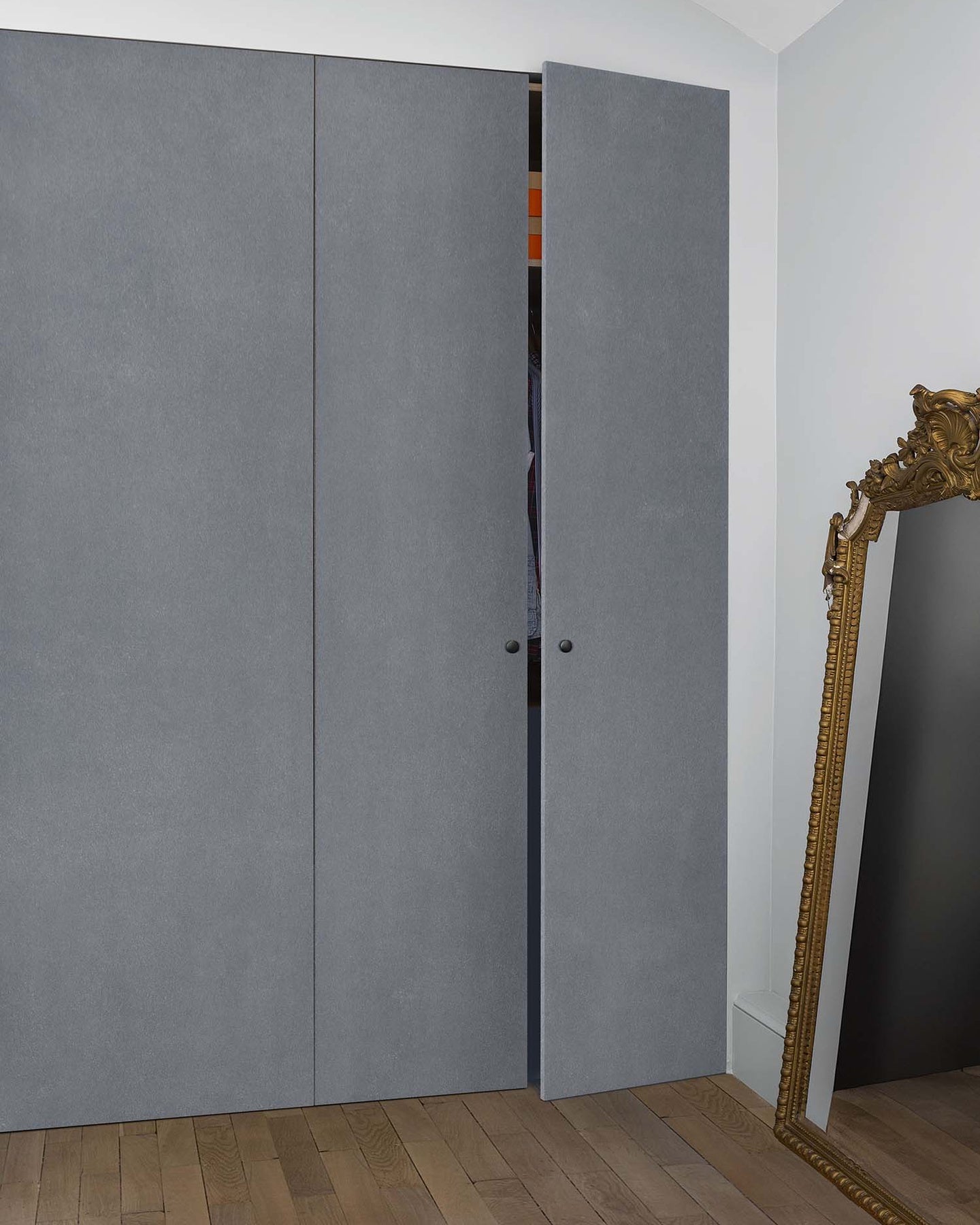 Ambiance d'une chambre avec des portes de placard peintes à la peinture à Effet Libéron Effet Béton teinte Gris Béton