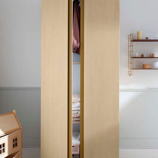 Ambiance d'une chambre avec une armoire peinte à la peinture à effet Meuble Signé Libéron, Effet Bois teinte Bouleau