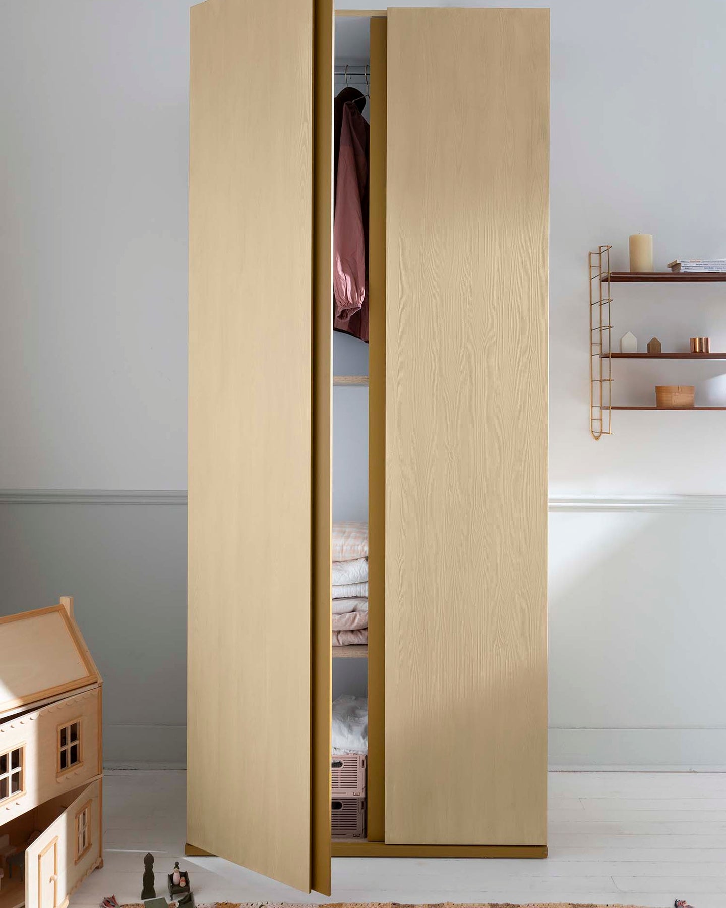 Ambiance d'une chambre avec une armoire peinte à la peinture à effet Meuble Signé Libéron, Effet Bois teinte Bouleau