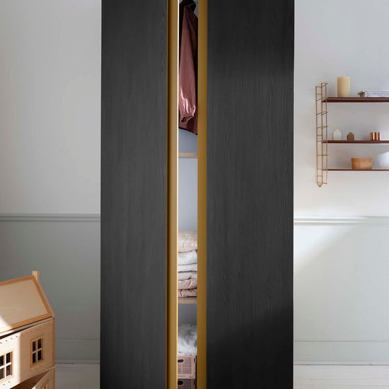 Ambiance d'une chambre avec une armoire peinte à la peinture à effet Meuble Signé Libéron, Effet Bois teinte Chêne Brûlé