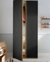 Ambiance d'une chambre avec une armoire peinte à la peinture à effet Meuble Signé Libéron, Effet Bois teinte Chêne Brûlé