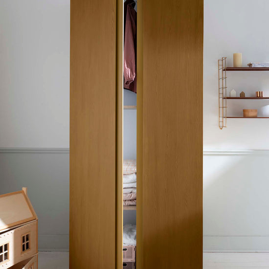 Ambiance d'une chambre avec une armoire peinte à la peinture à effet Meuble Signé Libéron, Effet Bois teinte Chêne Moyen