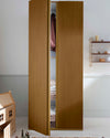 Ambiance d'une chambre avec une armoire peinte à la peinture à effet Meuble Signé Libéron, Effet Bois teinte Chêne Moyen