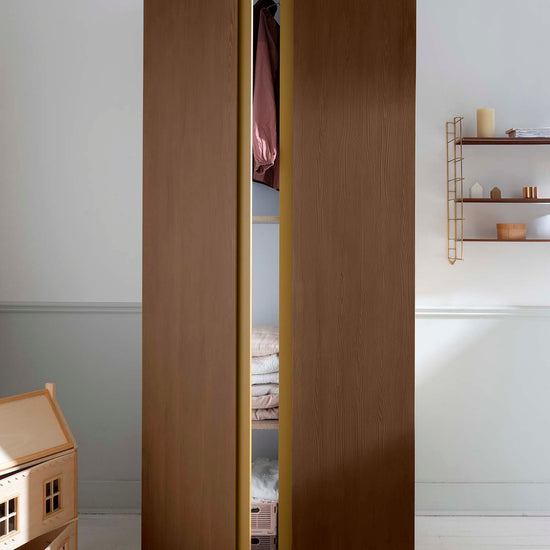 Ambiance d'une chambre avec une armoire peinte à la peinture à effet Meuble Signé Libéron, Effet Bois teinte Noyer