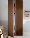 Ambiance d'une chambre avec une armoire peinte à la peinture à effet Meuble Signé Libéron, Effet Bois teinte Noyer