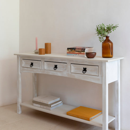 Ambiance d'une commode peinte à la peinture Meuble Signé teinte Argile aspect Mat Libéron, et à la peinture à effet Meuble Signé Effet Chaulé, teinte Kaolin