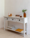 Ambiance d'une commode peinte à la peinture Meuble Signé teinte Argile aspect Mat Libéron, et à la peinture à effet Meuble Signé Effet Chaulé, teinte Kaolin
