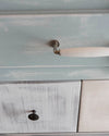 Ambiance d'une commode peinte à la peinture Meuble Signé teinte Ciel d'Hiver aspect Mat Libéron, et à la peinture à effet Meuble Signé Effet Chaulé, teinte Gris Colombe