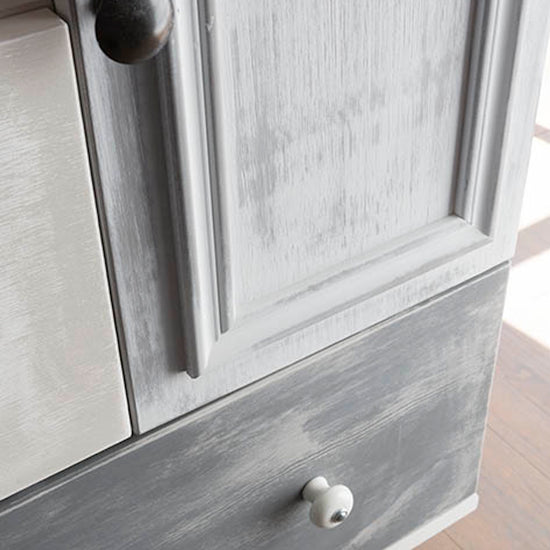 Ambiance d'une commode peinte à la peinture Meuble Signé teinte Gris Nuée aspect Mat Libéron, et à la peinture à effet Meuble Signé Effet Chaulé, teinte Craie