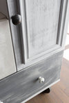 Ambiance d'une commode peinte à la peinture Meuble Signé teinte Gris Nuée aspect Mat Libéron, et à la peinture à effet Meuble Signé Effet Chaulé, teinte Craie